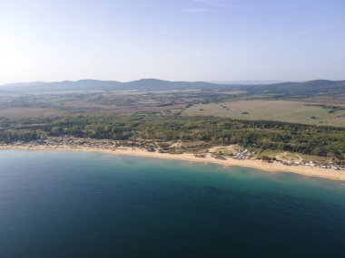 Bulgaristan 'ın Burgaz Bölgesi' nin Sozopol kasabası yakınlarındaki Gradina (Bahçe) plajının havadan manzarası