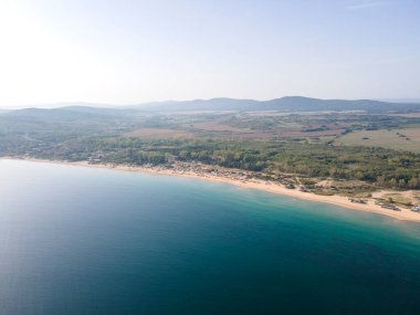 Bulgaristan 'ın Burgaz Bölgesi' nin Sozopol kasabası yakınlarındaki Gradina (Bahçe) plajının havadan manzarası