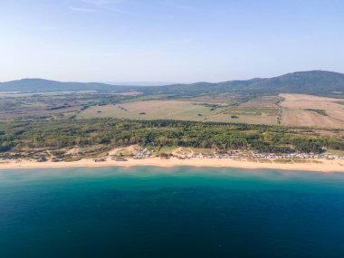 Bulgaristan 'ın Burgaz Bölgesi' nin Sozopol kasabası yakınlarındaki Gradina (Bahçe) plajının havadan manzarası