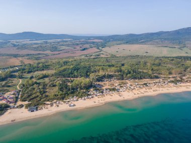 Bulgaristan 'ın Burgaz Bölgesi' nin Sozopol kasabası yakınlarındaki Gradina (Bahçe) plajının havadan manzarası