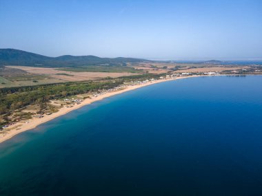 Bulgaristan 'ın Burgaz Bölgesi' nin Sozopol kasabası yakınlarındaki Gradina (Bahçe) plajının havadan manzarası