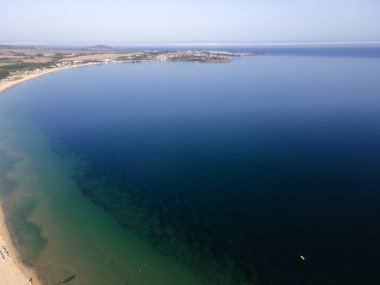 Bulgaristan 'ın Burgaz Bölgesi' nin Sozopol kasabası yakınlarındaki Gradina (Bahçe) plajının havadan manzarası