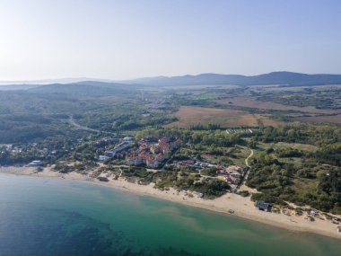 Bulgaristan 'ın Burgaz Bölgesi' nin Sozopol kasabası yakınlarındaki Gradina (Bahçe) plajının havadan manzarası