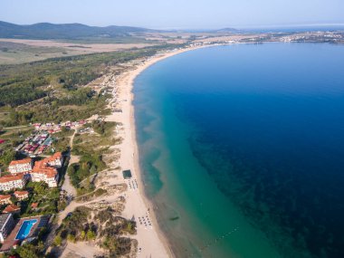 Bulgaristan 'ın Burgaz Bölgesi' nin Sozopol kasabası yakınlarındaki Gradina (Bahçe) plajının havadan manzarası