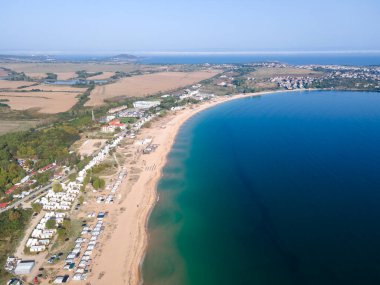 Bulgaristan 'ın Burgaz Bölgesi' nin Sozopol kasabası yakınlarındaki Gradina (Bahçe) plajının havadan manzarası
