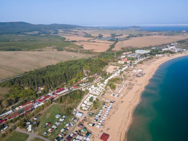 Bulgaristan 'ın Burgaz Bölgesi' nin Sozopol kasabası yakınlarındaki Gradina (Bahçe) plajının havadan manzarası