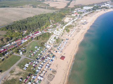 Bulgaristan 'ın Burgaz Bölgesi' nin Sozopol kasabası yakınlarındaki Gradina (Bahçe) plajının havadan manzarası