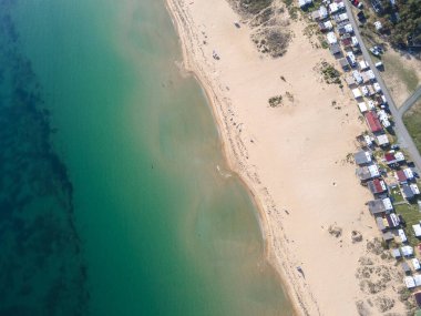 Bulgaristan 'ın Burgaz Bölgesi' nin Sozopol kasabası yakınlarındaki Gradina (Bahçe) plajının havadan manzarası