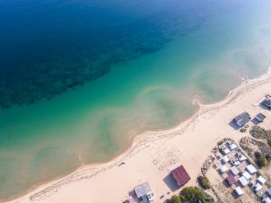 Bulgaristan 'ın Burgaz Bölgesi' nin Sozopol kasabası yakınlarındaki Gradina (Bahçe) plajının havadan manzarası