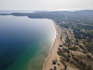 Bulgaristan 'ın Burgaz Bölgesi' nin Sozopol kasabası yakınlarındaki Gradina (Bahçe) plajının havadan manzarası