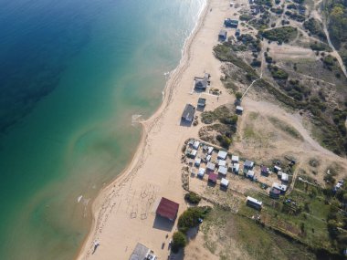 Bulgaristan 'ın Burgaz Bölgesi' nin Sozopol kasabası yakınlarındaki Gradina (Bahçe) plajının havadan manzarası
