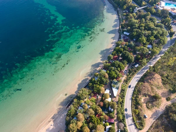 Bulgaristan 'ın Burgaz Bölgesi' nin Sozopol kasabası yakınlarındaki Gradina (Bahçe) plajının havadan manzarası
