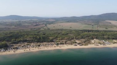 Bulgaristan 'ın Burgaz Bölgesi' nin Sozopol kasabası yakınlarındaki Gradina (Bahçe) plajının havadan manzarası 