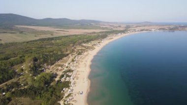 Bulgaristan 'ın Burgaz Bölgesi' nin Sozopol kasabası yakınlarındaki Gradina (Bahçe) plajının havadan manzarası 