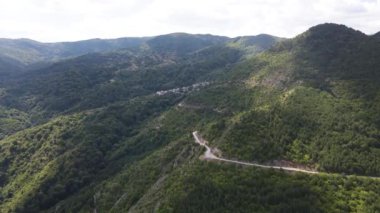 Bulgaristan 'ın Blagoevgrad bölgesinin Delchevo köyünün hava manzarası