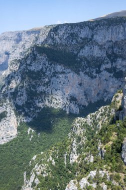 Vikos Vadisi ve Pindus Dağları, Zagori, Epirus, Yunanistan 'ın Muhteşem Yaz manzarası