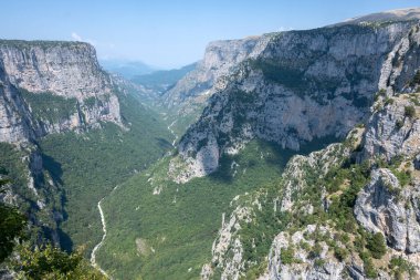 Vikos Vadisi ve Pindus Dağları, Zagori, Epirus, Yunanistan 'ın Muhteşem Yaz manzarası