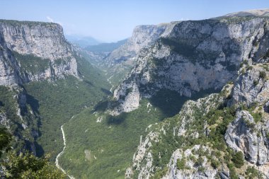 Vikos Vadisi ve Pindus Dağları, Zagori, Epirus, Yunanistan 'ın Muhteşem Yaz manzarası