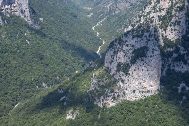 Vikos Vadisi ve Pindus Dağları, Zagori, Epirus, Yunanistan 'ın Muhteşem Yaz manzarası