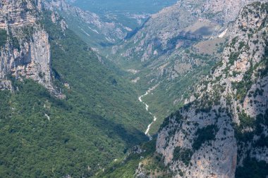 Vikos Vadisi ve Pindus Dağları, Zagori, Epirus, Yunanistan 'ın Muhteşem Yaz manzarası