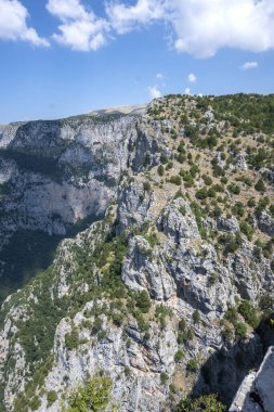 Vikos Vadisi ve Pindus Dağları, Zagori, Epirus, Yunanistan 'ın Muhteşem Yaz manzarası
