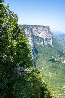 Vikos Vadisi ve Pindus Dağları, Zagori, Epirus, Yunanistan 'ın Muhteşem Yaz manzarası