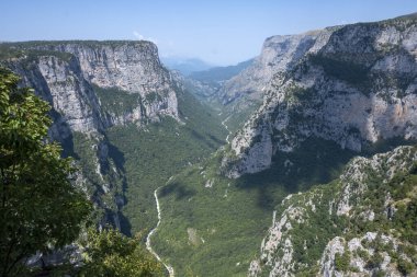 Vikos Vadisi ve Pindus Dağları, Zagori, Epirus, Yunanistan 'ın Muhteşem Yaz manzarası