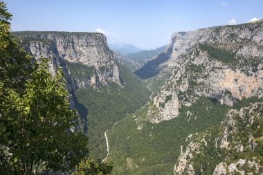 Vikos Vadisi ve Pindus Dağları, Zagori, Epirus, Yunanistan 'ın Muhteşem Yaz manzarası