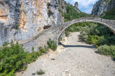 Pindus Dağları, Zagori, Epirus, Yunanistan 'daki Kokkorou taş köprüsünün inanılmaz manzarası