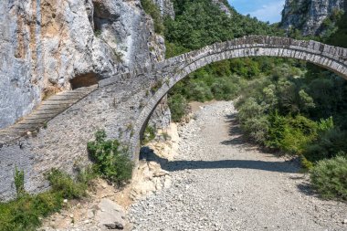 Pindus Dağları, Zagori, Epirus, Yunanistan 'daki Kokkorou taş köprüsünün inanılmaz manzarası