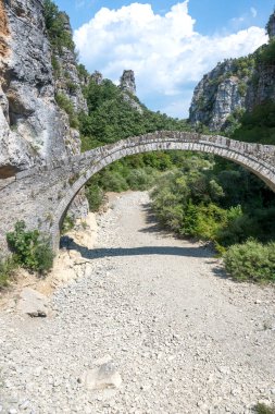 Pindus Dağları, Zagori, Epirus, Yunanistan 'daki Kokkorou taş köprüsünün inanılmaz manzarası