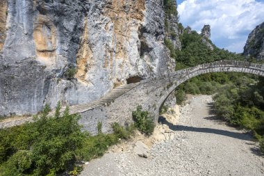 Pindus Dağları, Zagori, Epirus, Yunanistan 'daki Kokkorou taş köprüsünün inanılmaz manzarası