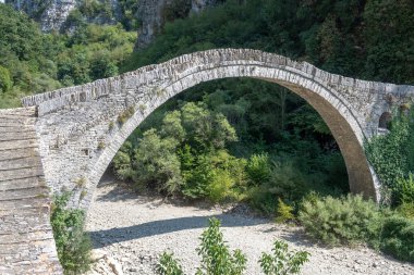 Pindus Dağları, Zagori, Epirus, Yunanistan 'daki Kokkorou taş köprüsünün inanılmaz manzarası