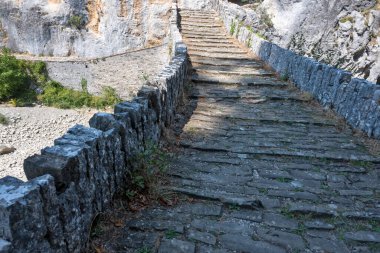 Pindus Dağları, Zagori, Epirus, Yunanistan 'daki Kokkorou taş köprüsünün inanılmaz manzarası