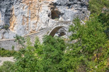 Pindus Dağları, Zagori, Epirus, Yunanistan 'daki Kokkorou taş köprüsünün inanılmaz manzarası