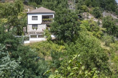 19. yüzyıldan kalma otantik evleri olan Delchevo köyü, Blagoevgrad bölgesi, Bulgaristan