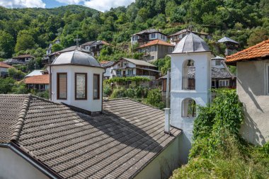19. yüzyıldan kalma otantik evleri olan Delchevo köyü, Blagoevgrad bölgesi, Bulgaristan