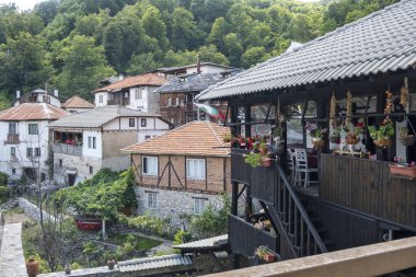 19. yüzyıldan kalma otantik evleri olan Delchevo köyü, Blagoevgrad bölgesi, Bulgaristan