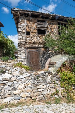 19. yüzyıldan kalma otantik evleri olan Delchevo köyü, Blagoevgrad bölgesi, Bulgaristan