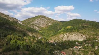 Bulgaristan 'ın Pernik Bölgesi Dragovski kamak Tepesi yakınlarındaki Greben Dağı' nın şaşırtıcı sonbahar manzarası