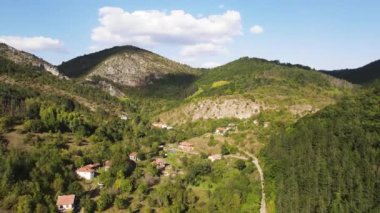 Bulgaristan 'ın Pernik Bölgesi Dragovski kamak Tepesi yakınlarındaki Greben Dağı' nın şaşırtıcı sonbahar manzarası