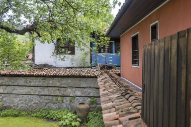 Bulgaristan 'ın Sofya Bölgesi' nin tarihi Koprivshtitsa kentindeki Tipik Sokak ve eski evler