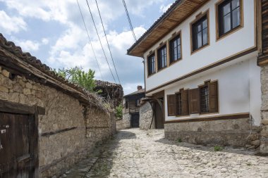 Bulgaristan 'ın Sofya Bölgesi' nin tarihi Koprivshtitsa kentindeki Tipik Sokak ve eski evler
