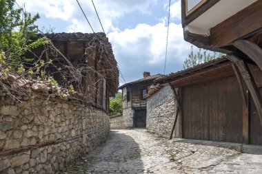 Bulgaristan 'ın Sofya Bölgesi' nin tarihi Koprivshtitsa kentindeki Tipik Sokak ve eski evler
