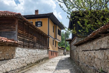 Bulgaristan 'ın Sofya Bölgesi' nin tarihi Koprivshtitsa kentindeki Tipik Sokak ve eski evler