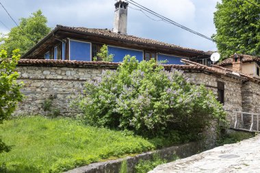 Bulgaristan 'ın Sofya Bölgesi' nin tarihi Koprivshtitsa kentindeki Tipik Sokak ve eski evler