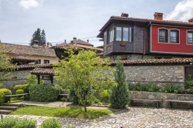Bulgaristan 'ın Sofya Bölgesi' nin tarihi Koprivshtitsa kentindeki Tipik Sokak ve eski evler