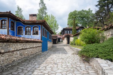 Bulgaristan 'ın Sofya Bölgesi' nin tarihi Koprivshtitsa kentindeki Tipik Sokak ve eski evler