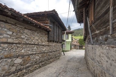 Bulgaristan 'ın Sofya Bölgesi' nin tarihi Koprivshtitsa kentindeki Tipik Sokak ve eski evler