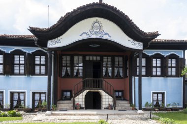 Bulgaristan 'ın Sofya Bölgesi' nin tarihi Koprivshtitsa kentindeki Tipik Sokak ve eski evler